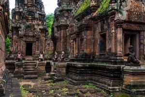 banteay srei é construído em grande parte de arenito vermelho e é um templo cambojano do século 10 dedicado ao deus hindu shiva, siem reap, camboja foto