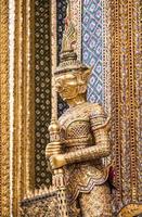 uma estátua de yaksa na guarda do templo no templo do buda esmeralda, bangkok, tailândia foto