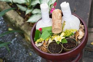 bolas de ervas tradicionais tailandesas e ervas foto