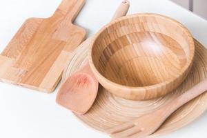 utensílios de cozinha vintage feitos à mão de madeira na mesa branca foto