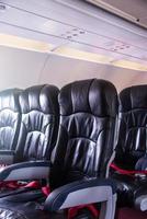 assentos de avião vazios a bordo foto