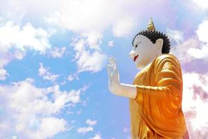 modelo de estátua de buda dando a bênção de alguém de 16 metros de altura em wat phra that doi chom, chiang mai, tailândia. foto