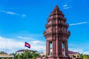 o monumento da independência com estilo arquitetônico khmer, em phnom penh, capital do camboja foto