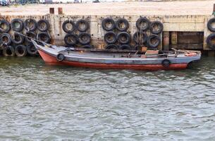 um pequeno barco de pesca de madeira atracado no porto. foto