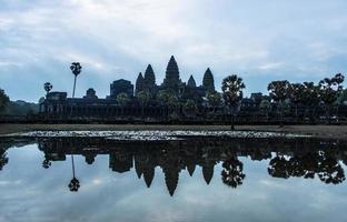 angkor wat é um complexo de templos no camboja e o maior monumento religioso do mundo foto