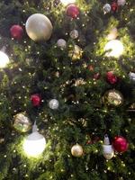 árvore de natal com fundo de lâmpadas foto