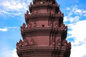 o monumento da independência com estilo arquitetônico khmer, em phnom penh, capital do camboja foto