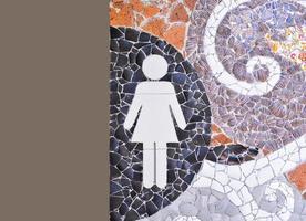 sinal de banheiro feminino feito de cerâmica foto