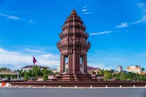 o monumento da independência com estilo arquitetônico khmer, em phnom penh, capital do camboja foto