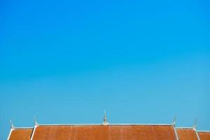 telhado do mosteiro com céu azul foto