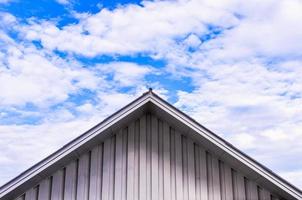 telhado de casa contra um céu azul foto