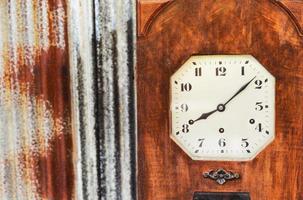 um velho relógio de madeira vintage foto