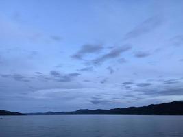 a beleza do céu da manhã no lago toba foto