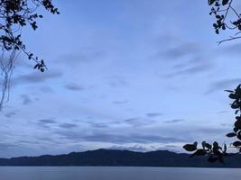 a beleza do céu da manhã no lago toba foto