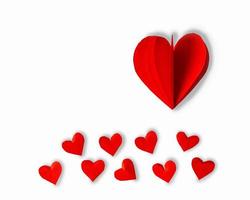 corações de papel vermelho sobre um fundo branco. feriado do dia dos namorados. símbolo do amor. foto