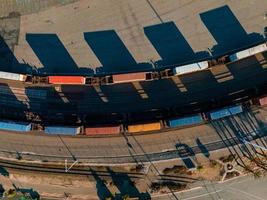 a vista aérea do porto externo de oakland. caminhões carregados movendo-se por guindastes de contêineres. foto