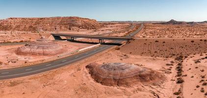 rodovia do norte do arizona através de rochas vermelhas e paisagem. foto