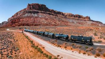 vista aérea do motor ferroviário da locomotiva de carga cruzando o deserto do arizona foto