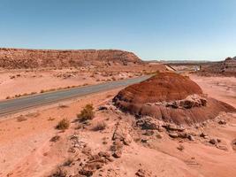 rodovia do norte do arizona através de rochas vermelhas e paisagem. foto