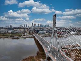 panorama aéreo de Varsóvia, Polônia com ponte swietokrzyski foto