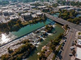 vista aérea da cachoeira que dá nome à cidade de idaho, id usa. foto