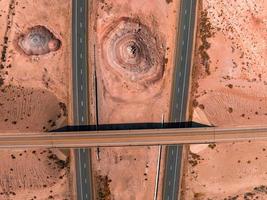 rodovia do norte do arizona através de rochas vermelhas e paisagem. foto