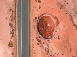 rodovia do norte do arizona através de rochas vermelhas e paisagem. foto