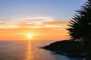 pôr do sol sobre o mar de andaman foto