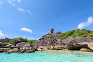 símbolo de rocha das ilhas similan na tailândia foto