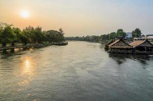 rio kwai yai ao pôr do sol foto