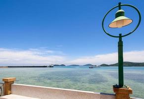 lâmpada no ponto de vista do mar em panwa cape, phuket, tailândia foto