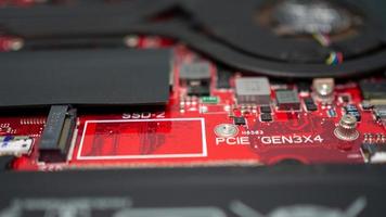 placa de circuito com microchips de resistores e componentes eletrônicos. tecnologia de hardware de computador. processador de comunicação integrado. engenharia da informação. pcb. foto