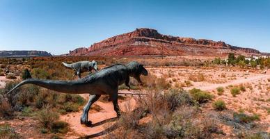 allosaurus fragilis, bem como tiranossauro rex ou dinossauros t-eex no deserto de moab foto