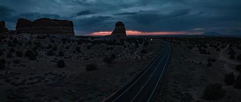 vista infinita do deserto do arizona, eua. rochas vermelhas, sem vida por milhas. foto