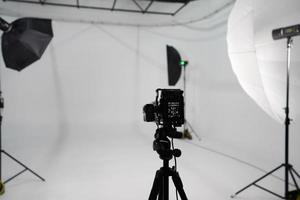 um estúdio fotográfico vazio com ciclorama branco. monoblocos com flashes usando softboxes de diferentes formatos. espaço de estúdio de fotografia fotográfica com ciclorama branco foto