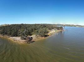 a fotografia aérea do ponto de vista do drone na reserva de águas de bowna é um parque natural na costa do lago hume, local popular de lançamento de barcos em albury, nsw, austrália. foto