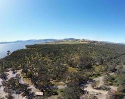 a fotografia aérea do ponto de vista do drone na reserva de águas de bowna é um parque natural na costa do lago hume, local popular de lançamento de barcos em albury, nsw, austrália. foto