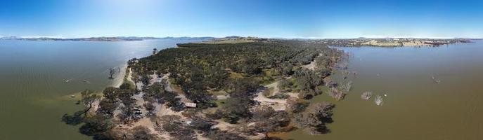 o ponto de vista do drone aéreo na fotografia de 360 graus na reserva de águas de bowna é um parque natural na costa do lago hume, local de lançamento de barco popular em albury, nsw, austrália. foto