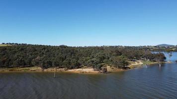 a foto do ponto de vista do drone aéreo na reserva de águas de bowna é um parque natural na costa do lago hume, local popular de lançamento de barcos em albury, nsw, austrália.