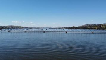 a ponte bethanga ou bellbridge é uma ponte rodoviária de treliça de aço que leva a riverina Highway através do lago hume, um lago artificial no rio murray na austrália. foto