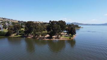 a área de piquenique do lago hume, com vista para o lago hume, é a pitoresca cidade de bellbridge, no estado de victoria, na austrália, fotografia aérea por drone. foto