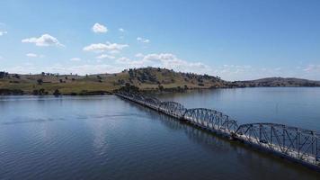 a ponte bethanga ou bellbridge é uma ponte rodoviária de treliça de aço que leva a riverina Highway através do lago hume, um lago artificial no rio murray na austrália. foto