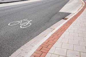 sinal impresso na estrada que permite o ciclismo, junto ao passeio. conceito de segurança. foto