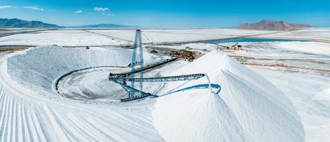 paisagem de salt lake city, utah com fábrica de mineração de sal no deserto foto