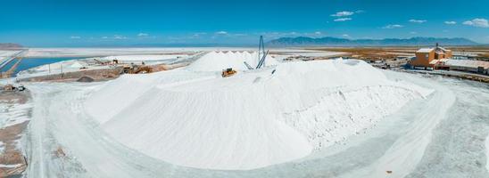 paisagem de salt lake city, utah com fábrica de mineração de sal no deserto foto