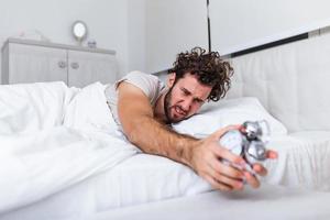 odeio esse barulho. problema com o despertar matinal. Levante cedo. homem barbudo hipster rosto sonolento acordando. programação diária para um estilo de vida saudável. despertador tocando. foto