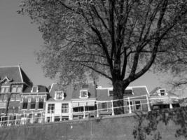 a cidade de leiden na holanda foto