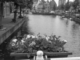 a cidade de leiden na holanda foto