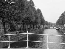 a cidade de leiden na holanda foto