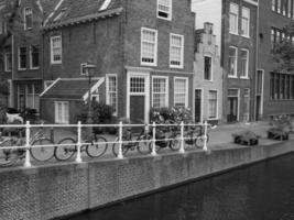 a cidade de leiden na holanda foto